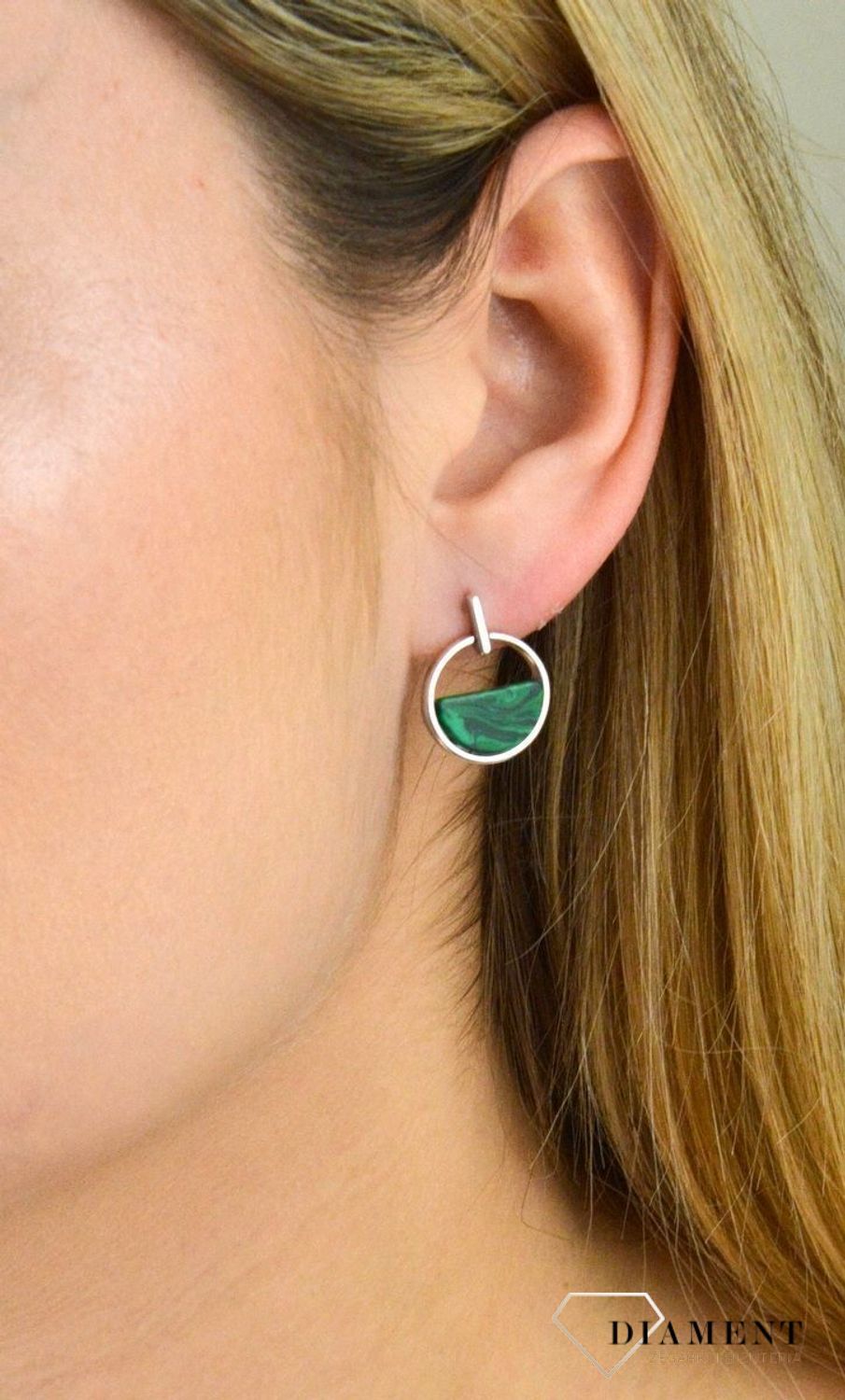 Kolczyki srebrne półksiężyce z malachitem DZK4099 MAL R. Kolczyki srebrne rodowane. Kolczyki srebrne półksiężyce. Kolczyki srebrne z malachitem. Kolczyki srebrne idealne na preze.jpg